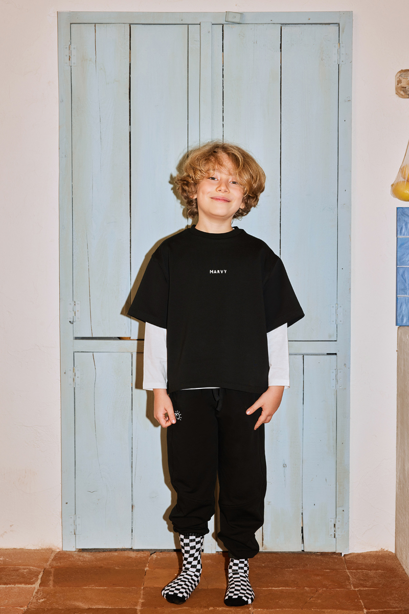 Siyah Nakış Detaylı Hafif Kısa Kesim Tshirt - 4