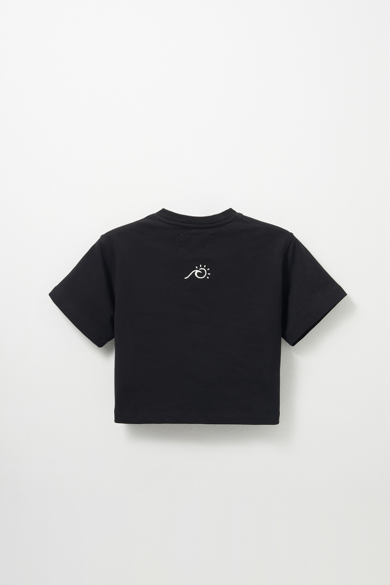 Siyah Nakış Detaylı Hafif Kısa Kesim Tshirt - 5
